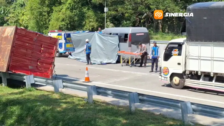 Mobil Travel Jakarta-Madura Tabrak Truk di Tol Ngawi, Dua Korban Sempat Terjepit