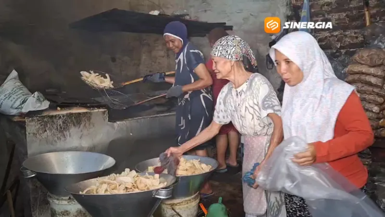 Harga Minyak Goreng Melonjak, Perajin Kerupuk di Magetan Kecilkan Ukuran dan Kurangi Isi Kemasan