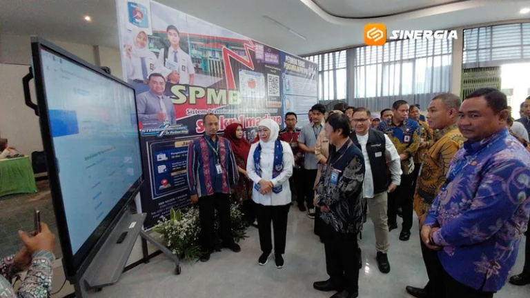 Gubernur Khofifah Pantau SPMB di Kota Madiun, 618 Ribu Lulusan Berebut 244 Ribu Kursi Sekolah Negeri