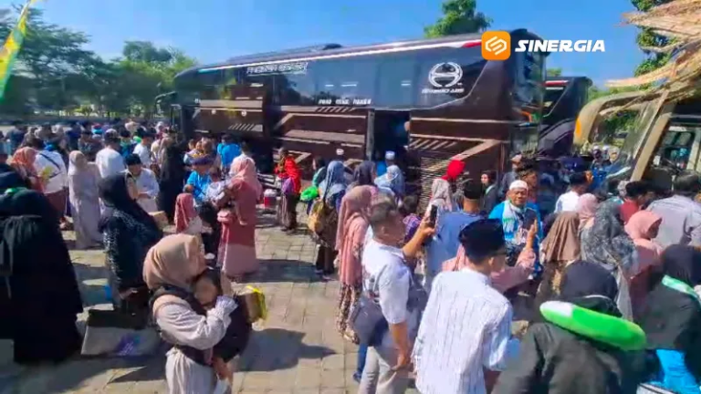 Kedatangan Ratusan Jemaah Haji Asal Kabupaten Madiun Disambut Haru Keluarga, 2 Jamaah Jalani Perawatan Medis