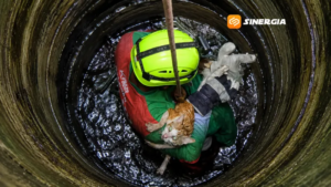 Aksi Heroik Damkar Ponorogo Evakuasi Kucing yang Tercebur Sumur Sempit Sedalam 20 Meter