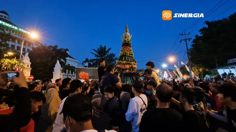 Ribuan Warga Padati Kirab Pusaka Grebeg Suro, Buceng Purak Jadi Rebutan