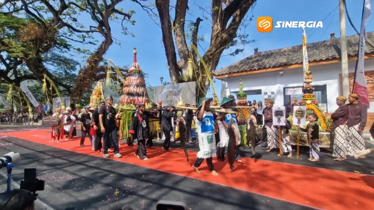 Larungan Sesaji Telaga Ngebel, Tumpeng Ikan Nila 300 Kilogram Jadi Ikon Baru