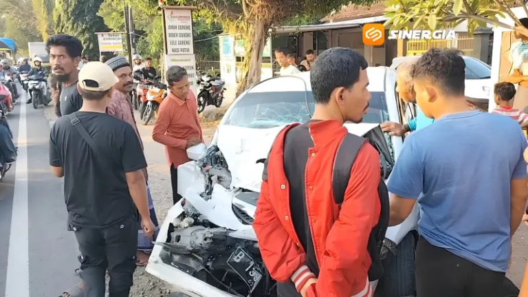 Diduga Mengantuk, Mobil Brio Tabrak Bus Harapan Jaya di Ponorogo