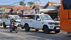 Diduga Kurang Fokus, Dua Pick-up KDKMP Tabrak Bus Pariwisata di Sukorejo Ponorogo