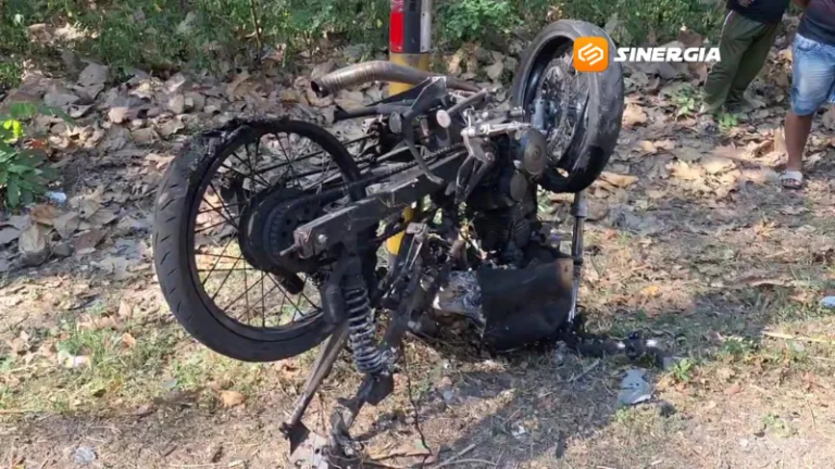 Pemotor Tewas Usai Bertabrakan dengan Truk di Ngawi, Sepeda Motor Korban Terbakar