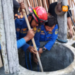 Aksi Petugas Damkar Evakuasi 2 Kambing Warga Madiun yang Tercebur Sumur 