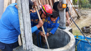Aksi Petugas Damkar Evakuasi 2 Kambing Warga Madiun yang Tercebur Sumur 