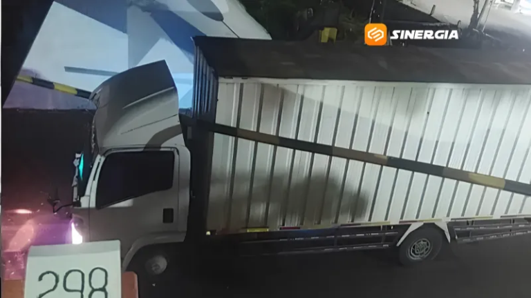 Truk Box Tabrak Portal Underpass di Nganjuk, KAI Pastikan Jalur Kereta Api Aman