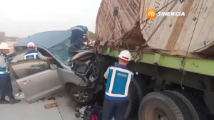 Innova Reborn Tabrak Truk Trailer di Tol Ngawi, Satu Penumpang Tewas