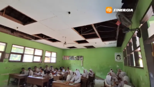 Memprihatinkan, Ratusan Siswa SMPN 1 Bringin Ngawi Belajar di Tengah Ancaman Atap Ambruk