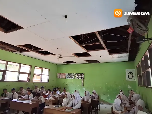 Memprihatinkan, Ratusan Siswa SMPN 1 Bringin Ngawi Belajar di Tengah Ancaman Atap Ambruk
