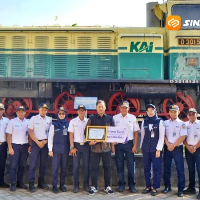 KAI Daop 7 Madiun Beri Penghargaan kepada Aris Susanto, Berhasil Cegah Potensi Kecelakaan di Perlintasan Mengkreng