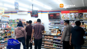Viral! Maling Bertopeng Plastik Bobol Minimarket di Ngawi, Rokok Rp30 Juta Raib