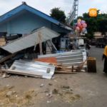 Hilang Kendali, Mobilio Tabrak Dua Lapak Pedagang di Pasar Wisata Plaosan Magetan