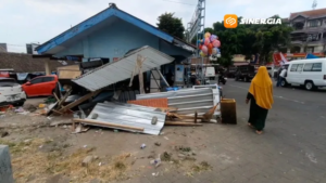 Hilang Kendali, Mobilio Tabrak Dua Lapak Pedagang di Pasar Wisata Plaosan Magetan
