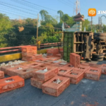 Truk Muatan Ayam Terguling di Jembatan Catur Madiun, Sopir Diduga Kurang Konsentrasi hingga Serempet Bus Restu