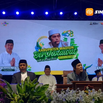 Lautan Manusia Padati Alun-Alun Caruban, Gus Iqdam Ingatkan Pentingnya Adab dan Syukur di HUT Madiun