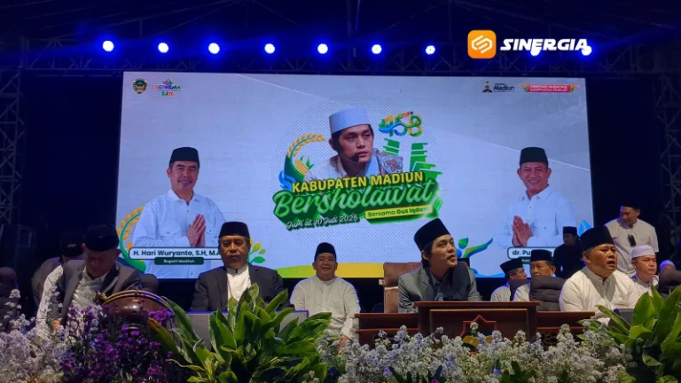 Lautan Manusia Padati Alun-Alun Caruban, Gus Iqdam Ingatkan Pentingnya Adab dan Syukur di HUT Madiun
