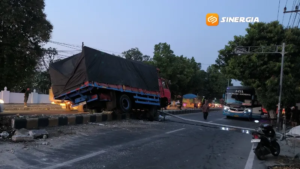 Rem Mendadak Hindari Truk Oleng, Bus Jaya Diseruduk Truk Boks J&T 
