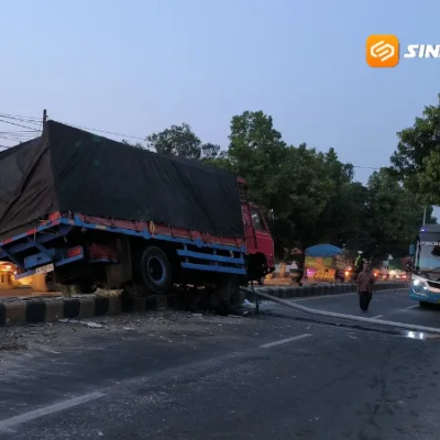 Rem Mendadak Hindari Truk Oleng, Bus Jaya Diseruduk Truk Boks J&T 