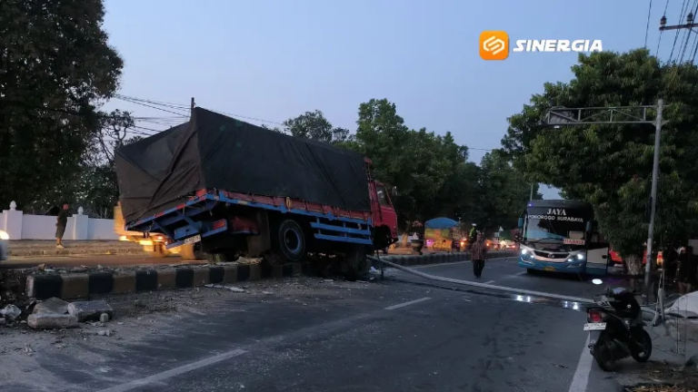 Rem Mendadak Hindari Truk Oleng, Bus Jaya Diseruduk Truk Boks J&T 