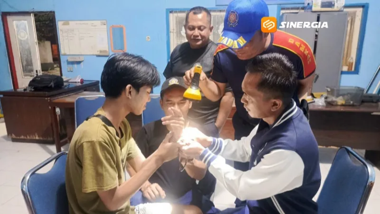 Siswa SMK di Ponorogo Minta Bantuan Damkar Lepaskan Borgol yang Terkunci di Tangan
