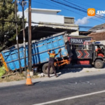 Hindari Pejalan Kaki, Truk Masuk Parit di Sukorejo Ponorogo