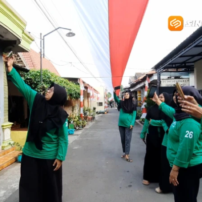 Heboh! Bendera Merah Putih Sepanjang 181 Meter Membentang di Jalan Magetan, Ini Maknanya