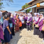 Belasan Emak-Emak Sambangi Pemukiman Terpencil di Ponorogo, Salurkan Bantuan Sembako