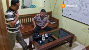 Maling Bobol Konter Ponsel Lewat Atap, Gondol Uang Rp25 Juta dan Empat HP di Ponorogo