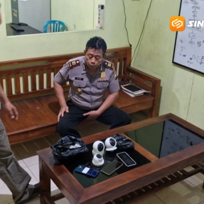 Maling Bobol Konter Ponsel Lewat Atap, Gondol Uang Rp25 Juta dan Empat HP di Ponorogo