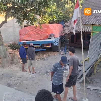 Truk Trailer Bermuatan 32 Ton Semen Tabrak Motor dan Dua Rumah di Ngawi, Satu Orang Tewas