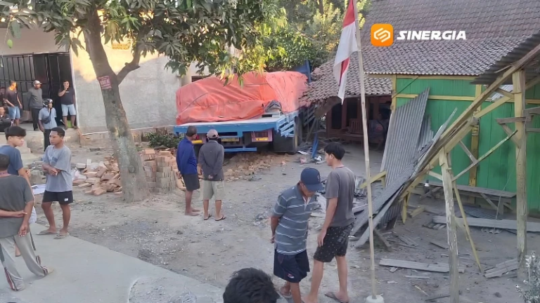 Truk Trailer Bermuatan 32 Ton Semen Tabrak Motor dan Dua Rumah di Ngawi, Satu Orang Tewas