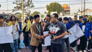 Rayakan HUT ke-530 Ponorogo, Puluhan Mahasiswa Beri Bingkisan Simbolis ke Kejaksaan