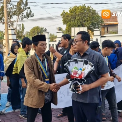 Rayakan HUT ke-530 Ponorogo, Puluhan Mahasiswa Beri Bingkisan Simbolis ke Kejaksaan