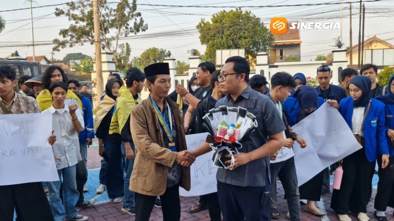 Rayakan HUT ke-530 Ponorogo, Puluhan Mahasiswa Beri Bingkisan Simbolis ke Kejaksaan