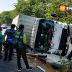 Truk Boks Tabrak Separator Jalan hingga Terguling di Ringroad Kota Madiun