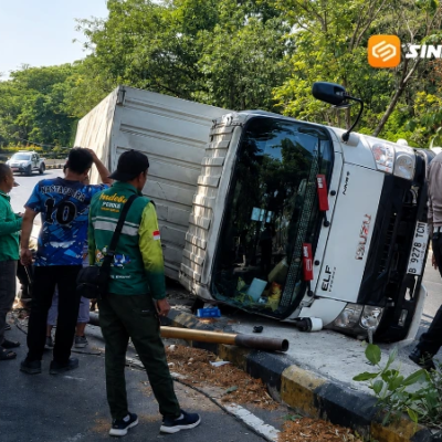 Truk Boks Tabrak Separator Jalan hingga Terguling di Ringroad Kota Madiun