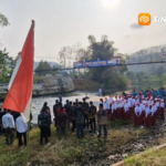 Menilik Khidmatnya Upacara HUT ke-81 RI di Tengah Sungai Ngindeng Ponorogo