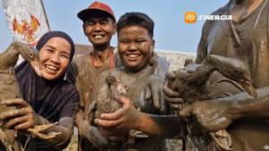 Meriahkan HUT ke-81 RI, Warga Tonatan Ponorogo Gelar Lomba Tangkap Lele Dan Bebek