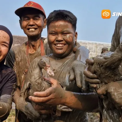 Meriahkan HUT ke-81 RI, Warga Tonatan Ponorogo Gelar Lomba Tangkap Lele Dan Bebek