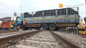 Truk Tronton Mogok di Perlintasan KA JPL Sukosari Madiun, Empat Kereta Api Terlambat