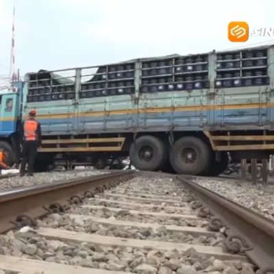 Truk Tronton Mogok di Perlintasan KA JPL Sukosari Madiun, Empat Kereta Api Terlambat