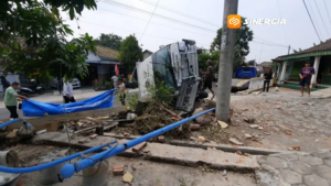 Pintu Belakang Tersangkut Tiang, Mobil Boks Pengantar MBG di Ngawi Terguling