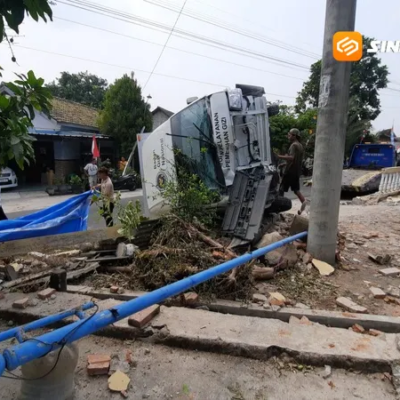 Pintu Belakang Tersangkut Tiang, Mobil Boks Pengantar MBG di Ngawi Terguling