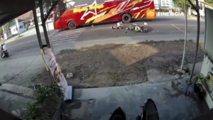 Detik-Detik Bus Sugeng Rahayu dan Motor Terlibat Kecelakaan di Magetan Terekam CCTV