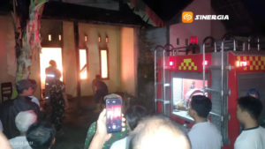 Diduga Korsleting Listrik, Rumah di Banjarsari Madiun Ludes Terbakar