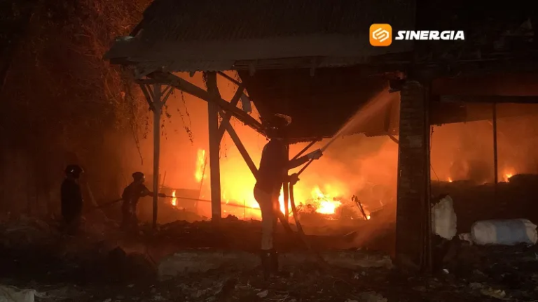 Gudang Penyimpanan Rosok di Ponorogo Terbakar, Damkar Sempat Kewalahan Padamkan Api