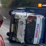 Truk Bermuatan Mangga dan Perabotan Terguling di Jalur Ekstrem Sarangan, Dua Penumpang Luka Ringan